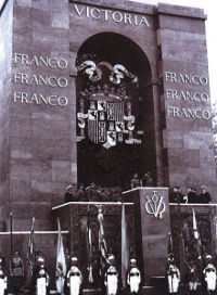 Franco presideix la desfilada de la victòria